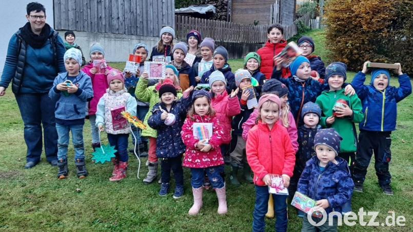 Die Leiterin der Kindergruppe, Christina Betz und die fröhliche Kinderschar nach der Preisverleihung. Bild: Maria Hoch/exb
