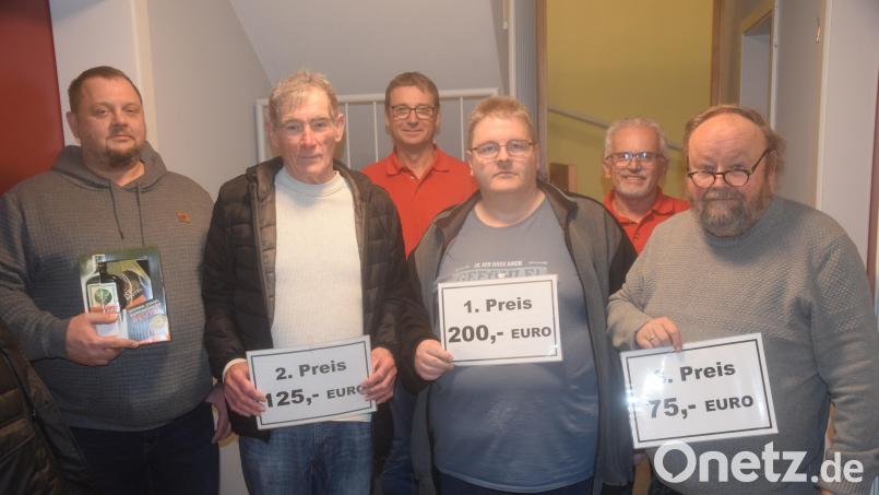 Die Fahrt zum Preisschafkopf nach Bechtsrieth hat sich für die drei Sieger gelohnt. Bild: fz