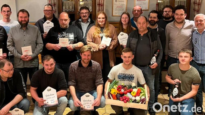 Auch wegen seiner Vorgeschichte hatte das 10. Preisschafkopfturnier des Skiclub Stein beim &quot;Schwaner&quot; in Windischeschenbach eine Rekordteilnehmerzahl von 180 Kartenspielern. Im Bild die Gewinner: Auf dem 1. Platz landete Matthias Hecht aus Kaltenmühle (kniend, vorne Mitte). Vorletzter wurde Lukas Haberkorn (kniend, Zweiter von rechts), er gewann den Gemüsekorb. Zweiter Vorsitzender Frank Kiener (rechts) übernahm die Siegerehrung. Bild: Skiclub Stein/exb