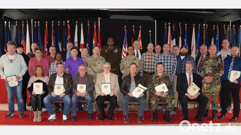 Die 33 Arbeitsjubilare der US-Army in Hohenfels bringen es auf 815 Dienstjahre. Dazu gratulierten Garrison Commander Bavaria Oberst Kevin Poole, die Bürgermeister der Truppenübungsplatzrandgemeinden und die Mitglieder des Betriebsrates. Bild: bö
