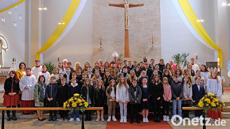 Bei einem festlichen Gottesdienst werden 54 junge Leute von Weihbischof Josef Graf gefirmt. Bild: Toni Wild/exb