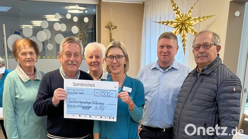 Wie alle Jahre besuchten Vorstandsmitglieder des Förderkreises Altenhilfe am Namenstag der hl. Barbara die VRK Solitäre Tagespflege St. Barbara und überreichten Geschenke. Vorstandsmitglied Heidi Flierl (von links), Vorsitzender Werner Schulz, stellv. Vorsitzende Hildegard Kohl, Schriftführer Martin Merkl und Schatzmeister Reinhold Birner. Bild: u