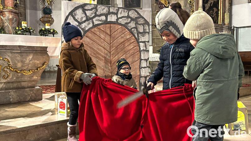 In der Rolle des Sankt Martin überzeugte Laurenz Hecht, den Bettler spielte Julian Leypold. Bild: Kindergarten Kemnath/exb