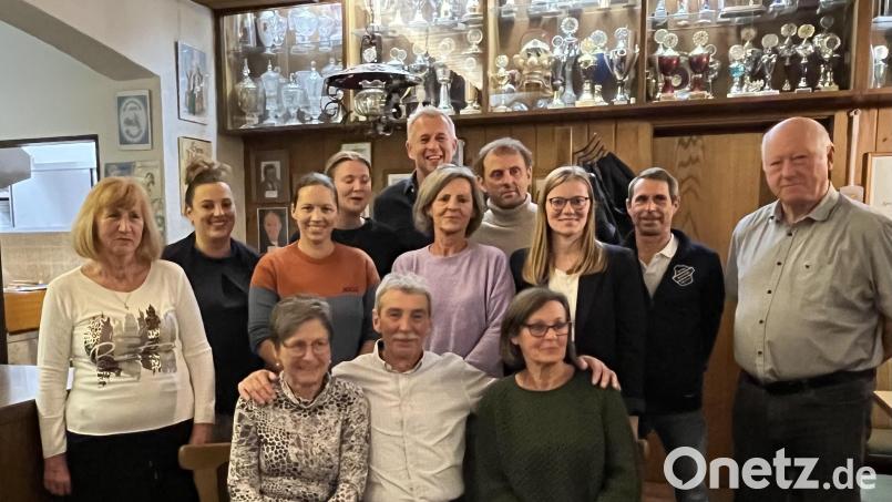 Vorsitzender Ferdl Grieger (sitzend, Mitte) mit seinem Team der SpVgg-Schirmitz-Tennisabteilung und dem Vorsitzenden des Hauptvereins, Sigi Pautsch (stehend, rechts). Bild: Reini Herrmann/exb