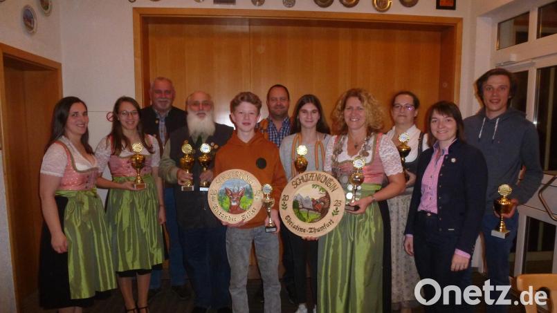 Den neuen Hoheiten und Meistern gratulieren Bürgermeister Ludwig Biller (hinten links) und Nicole Presche (rechts) Bild: bk