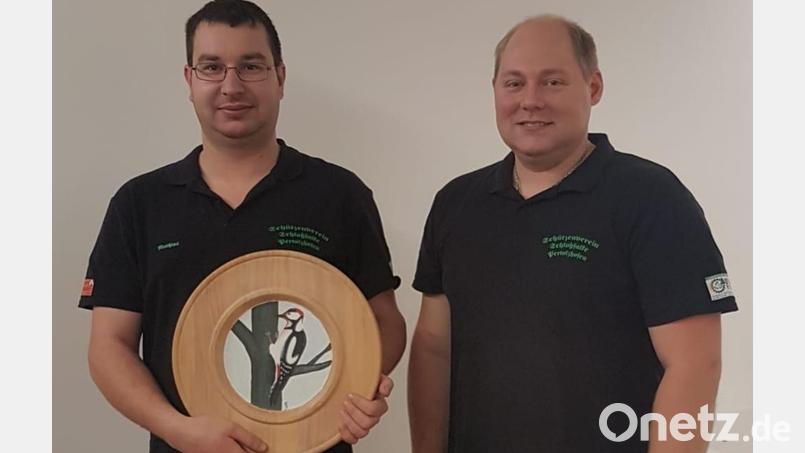 Schützenmeister Martin Alwang gratuliert Scheibengewinner Matthias Gresser (links). Bild: Schützenverein Schloßfalke/exb