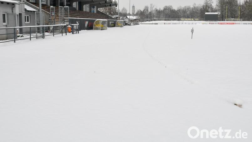 Auch wenn die Stadt Amberg 2024 finanziell noch ganz gut dasteht: Frostig schaut es wegen der unsicheren Förderung für die Leichtathletikanlage im FC-Stadion aus. Bild: Petra Hartl