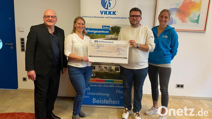 Matthias Simmel (Zweiter von rechts) überreicht eine Spende über 5000 Euro für ein Projekt des Vereins zur Förderung krebskranker und körperbehinderter Kinder. Bild: Theresia Buhl/exb