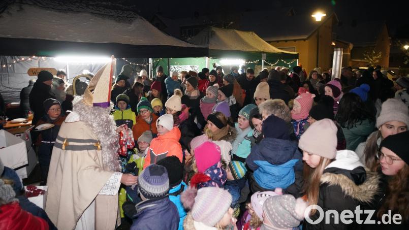 Vorweihnachtliche Worte findet der Heilige Nikolaus der Freien Wähler Waldthurn am Hostauplatz und verteilt anschließend seine Geschenksäckchen. Bild: fvo