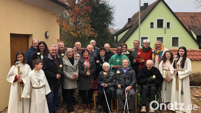 Den Lintacher Ehejubilare gratulieren Pfarrer Moses Gudapati (Mitte) und Pfarrgemeinderatssprecherin Waltraud Glöckner (zweite Reihe, rechts). Bild: jow