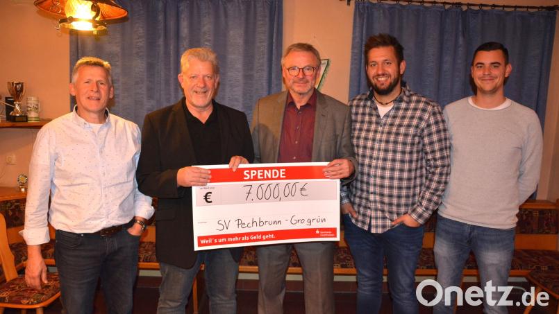 Die SV-Freunde unterstützen den Hauptverein SV Pechbrunn mit einer 7000-Euro-Spende. Bei der Übergabe waren (von links) Jörg Kraus, SV-Vorsitzender Roland Zeitler, SV-Freunde-Sprecher Günter Geiler, Dominik Wolf und Kevin Lang dabei. Bild: jr