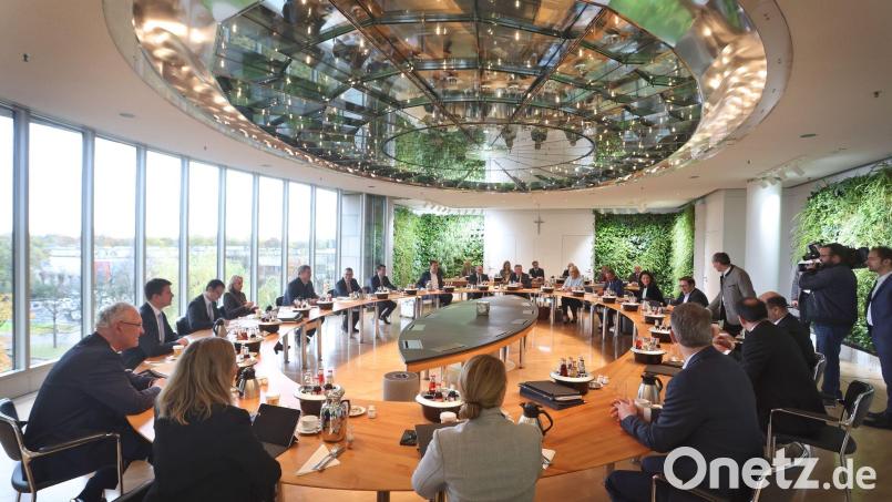 Die Kabinettsmitglieder sitzen bei der Kabinettssitzung in der Staatskanzlei. Bild: Karl-Josef Hildenbrand/dpa