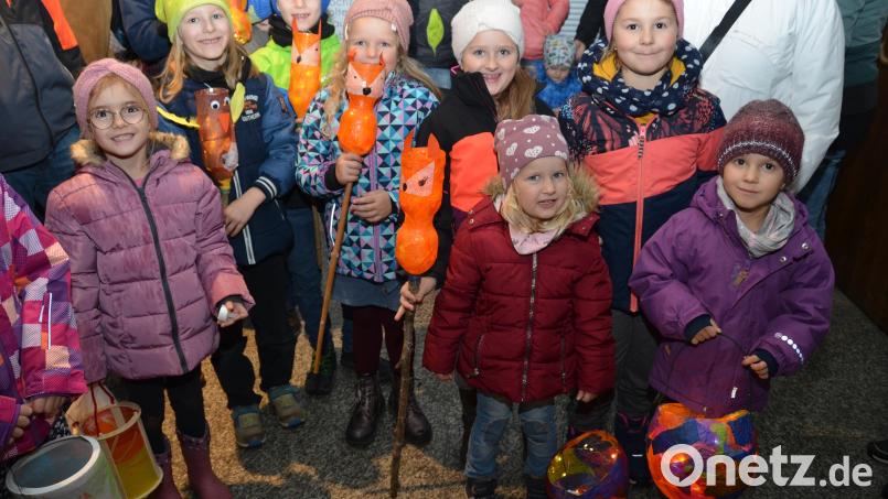 Aufgeregt warteten die Kinder auf den Start des Umzugs. Bild: dob