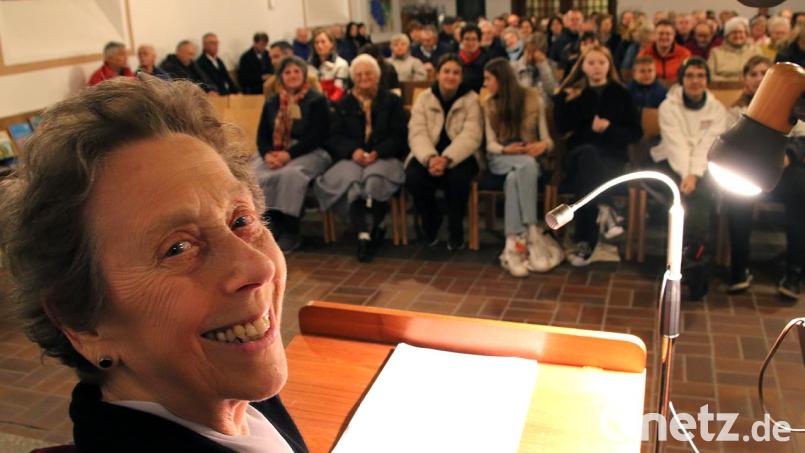 Dorothea Woiczekowski-Fried hielt in der evangelischen Kirche in Tirschenreuth einen Vortrag über das Judentum, seine Bräuche und Feiertage. Bild: Jürgen Herda/exb