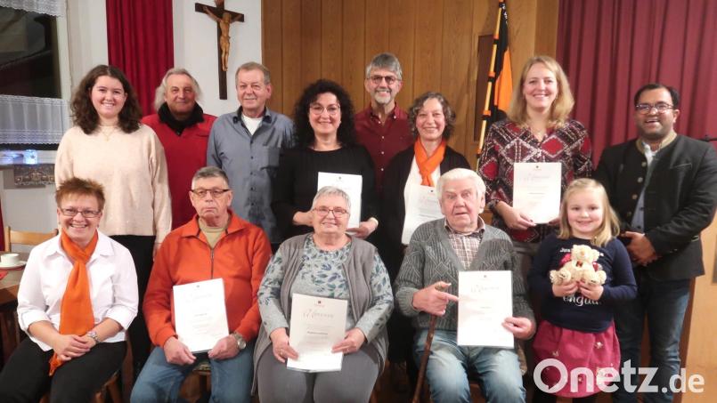 Die Kolpingsfamilie Vilseck ehrt langjährige Mitglieder für ihre Treue. (Vorne von links): Vorsitzende Sieglinde Winkelmaier, Erich und Leni Gebhardt (40 Jahre), Josef Eierer (70), Neumitglied Merle Kreuzer, (hinten von links): Leitungsteam-Mitglied Bettina Götz, Josef Götz (50), Georg Fenk (50), Karin Vogl (40), Christian Götz (50), Hildegard Seegerer-Thiel (40), Katharina Kreuzer (25) und Präses Pater Robin Xavier. Bild: rha