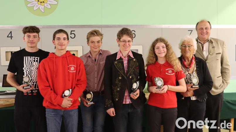 Der Schützenverein Edelweiß Siegritz ehrte sechs Starter, die den Verein bei den Deutschen Meisterschaften vertreten haben: Ludwig Denz (von links), Simon Denz, Julian Grundler, Kerstin Schmidt, Alexandra Denz und Siegrid Häupler mit Vorsitzendem Bernhard Wenning. Bild: Schützenverein Siegritz/exb