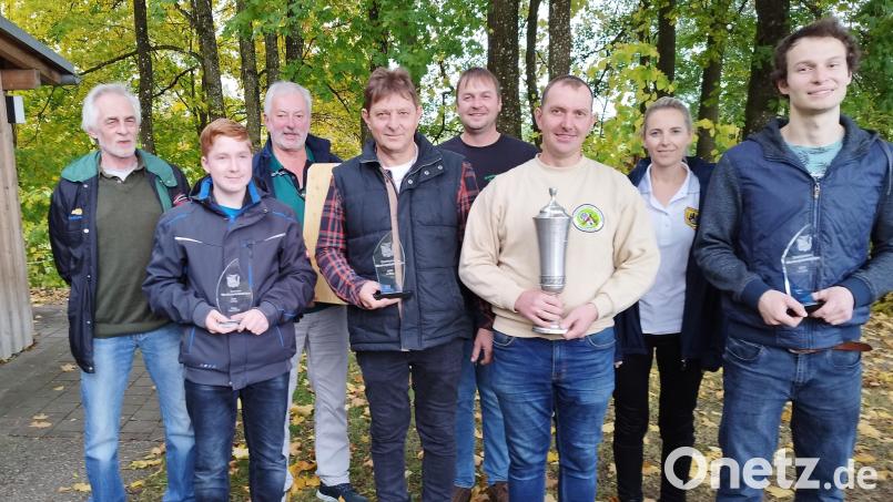 Sie können Trophäen mit nach Hause nehmen: Die ersten Preisträger mit Schützenmeister Martin Zwicknagl, dem besten Jungschützen Paul Schmid, Ludwig Dirscherl, Manfred Schönberger, Michael Fuchs, Gerhard Deml, Magdalena Schmidt und Matthias Winderl (von links). Bild: Dirscherl/exb