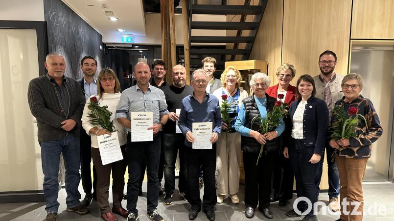 Den Geehrten der CSU gratulieren Bürgermeister Ludwig Biller, Stephan Oetzinger ( 2. und 3. von links), Luis Heibl ( 8. von links), Julian Kraus und Nicole Presche ( 2. und 3.von rechts) Bild: bk