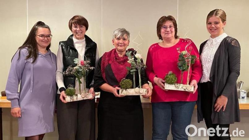 Die beiden Leiterinnen der aktuellen Mutter-Kind-Gruppe, Manuela Meister (links) und Theresa Rückerl (rechts) ehrten die anwesenden Gründungsmitglieder Angelika Brunner, Marion Lindl und Margit Walbrun (von links). Bild: Tobias Ziereis/exb