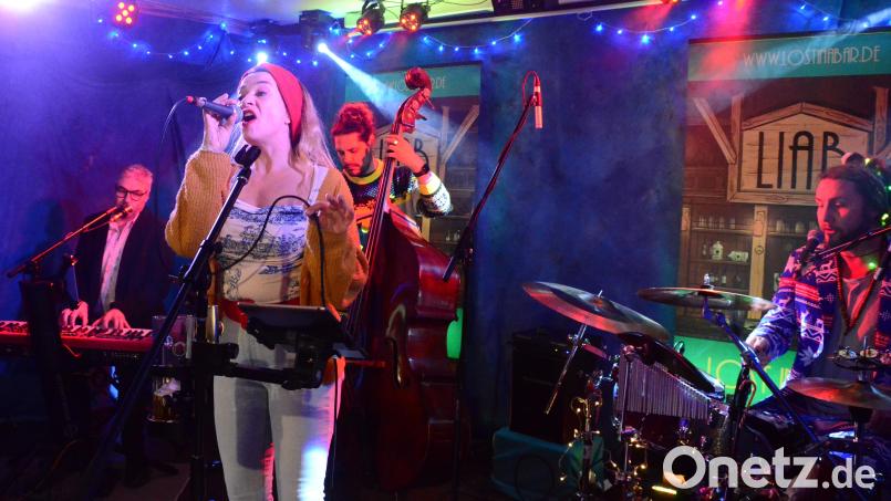 "Lost in a Bar" interpretieren auf der Kulturbühne im Kulturbahnhof ihre eigene Version der Weihnachtsgeschichte. Bild: Kunz