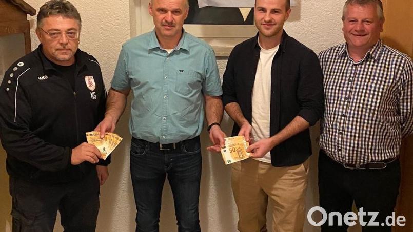FSV-Förderkreisvorsitzender Hubert Pühler (Zweiter von links) übergibt die Spende in Höhe von 800 Euro an Jugendleiter Norbert Schmid (links) und Simon Bauer (Zweiter von rechts) für die Seniorenmannschaften. Mit im Bild ist auch Vorsitzender Peter Sollfrank (rechts). Bild: Josef Götz