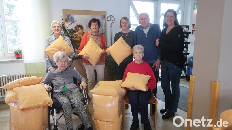 Der Frauenbund Vilseck mit (hinten von links) Sonja Stubenvoll, Sonja Andraschko und Christine Schedl übergibt an Heimleiterin Tanja Schallmaier (rechts) 50 neue Hanserler als Weihnachtsgeschenke für die Heimbewohner. Bild: rha