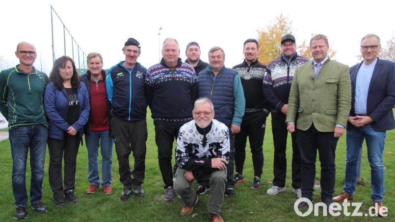 Die Mannschaftsführer der besten acht Teams mit Matthias Schnurrer (SF Kondrau), Nicole Stark und Schiedsrichter Klaus Horn (von links) sowie den Bürgermeistern Bernd Sommer und Stefan Grillmeier (von links). Bild: kro