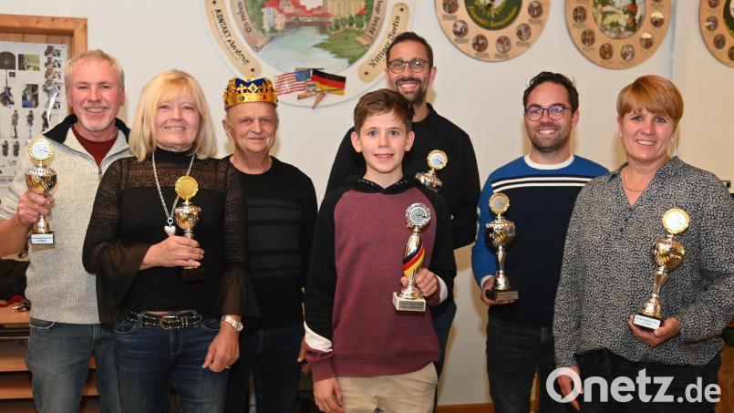 Siegerehrung beim Bürgerschießen der Schützengesellschaft Freischütz Karmensölden. Von links: Georg Erras (Feuerwehr), Maria Weiss (Siedler Schäflohe 2), Bürgerkönig Anton Donhauser, Jugendkönig Max Jüntgen, Marco Pilhofer (Siedler Schäflohe 1), Florian Füger (CSU Eisberg-Karmensölden 1) und Silvia Jüntgen (Siedler Fuchsstein-Speckmannshof). Bild: gf