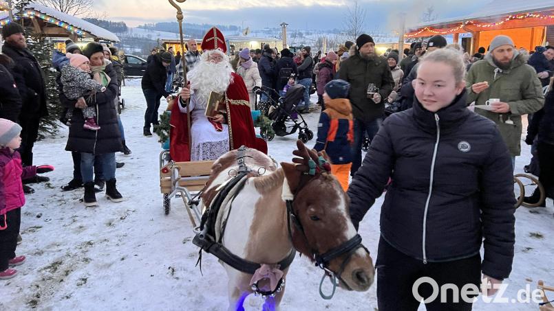 Dorfweihnacht in Krummennaab. Auch der Nikolaus schaute vorbei. Bild: nza