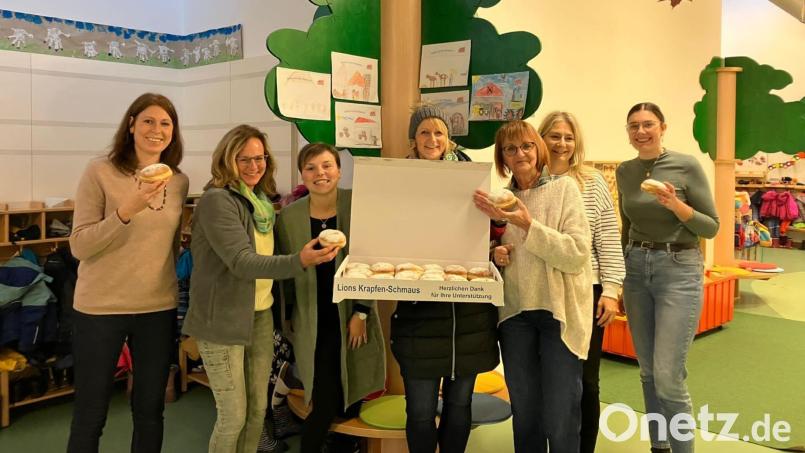 Eine Krapfenlieferung bringt Martina Lampier (Mitte) in den Pfreimder Kindergarten St. Martin in Pfreimd. Bild: Lampier/exb