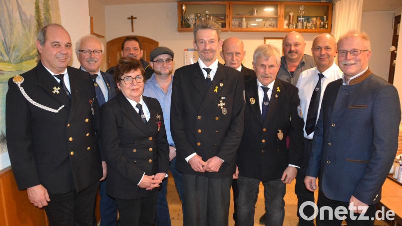 Die Soldaten- und Reservistenkameradschaft Konnersreuth hat ein neues Führungsteam: (von links) Roland Rögner, Kreisvorsitzender Ferdinand Lienerth, Gabi Hoschopf, Markus Jäger (hinten), Andreas Weiß, Vorsitzender Andreas Eckert, Thomas Eckstein, Engelbert Kreil, Richard Hubrich, Reinhard Rosner und Bürgermeister Max Bindl. Bild: jr