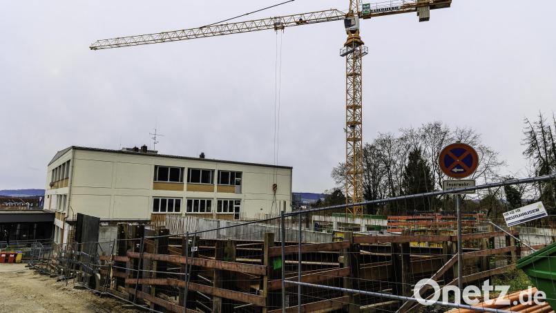 Am Beruflichen Schulzentrum Schwandorf entsteht das Werkstattgebäude für die Bauberufe. Die Gesamtkosten für diesen Abschnitt werden auf 13 Millionen Euro geschätzt. Bild: Hösamer