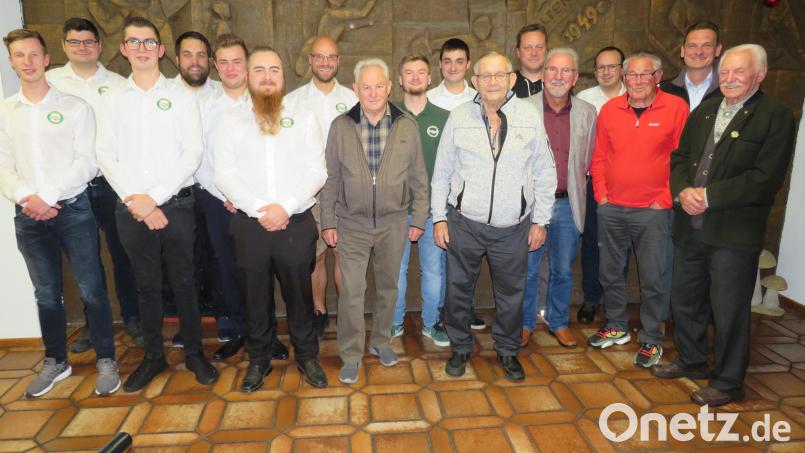 Lukas Bruischütz (Dritter von links) mit seiner Truppe und den Geehrten führt in den nächsten zwei Jahren den Burschenverein Altenstadt/WN. Bild: adj