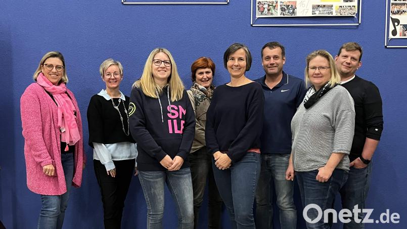 Einstimmige Ergebnisse erbringen die Neuwahlen beim Förderverein „Freunde der Grund- und Mittelschule Schnaittenbach“ (von links): Caroline Wagner, Rektorin Michaela Bergmann, stellvertretende Vorsitzende Steffi Escherl, Gabriele Schindler, Vorsitzende Irmi Birner, Zweiter Bürgermeister Uwe Bergmann, Nadine Markert und Andreas Gallner. Bild: u