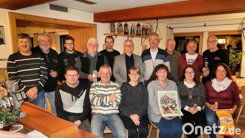 Die neuen Vereinsmeister des Kleintierzuchtvereins Friedenfels beglückwünschte Zweiter Bürgermeister Christian Bischof (hinten, Fünfter von rechts). Bild: bsc