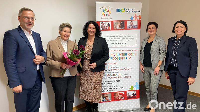 Wie sich die Stiftung Bunter Kreis Nordoberpfalz entwickelt, darüber freuen ich (von links) Klinken-Vorstand Michael Hoffmann, Stifterin Renate Körber, Marina Luttels (Leiterin des Bunten Kreises Nordoberpfalz), Claudia Schell (Sparkasse Oberpfalz Nord) und Dr. Christa Kraemer (Justiziarin Kliniken Nordoberpfalz). Bild: Kliniken Nordoberpfalz, Michael Reindl/exb