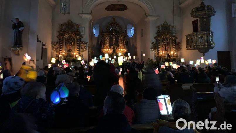 Für eine ganz besondere Stimmung sorgten die bunten Laternen der Buben und Mädchen aus dem AWO-Kinderstodl Püchersreuth bei der Martinsfeier in St. Peter und Paul. Bild: Sebastian Arnold/exb