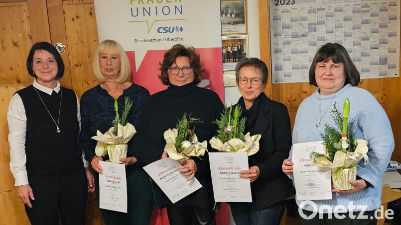 FU-Vorsitzende Claudia Kammerl (von links), Gabriele Strobl, Renate Futterknecht, Barbara Wagner und Ingrid Kotz. Bild: Silke Kunz/exb