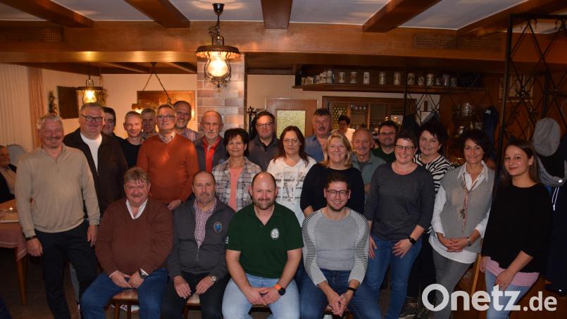 Stellvertretender Bürgermeister Hans-Peter Reil (sitzend, links) gratulierte dem wieder- beziehungsweise neugewählten Führungstrio Roman Bauer, Heiko Glaser und Dominik Klos (sitzend: Zweiter, Dritter und Vierter von links) und den weiteren Gewählten. Bild: fla