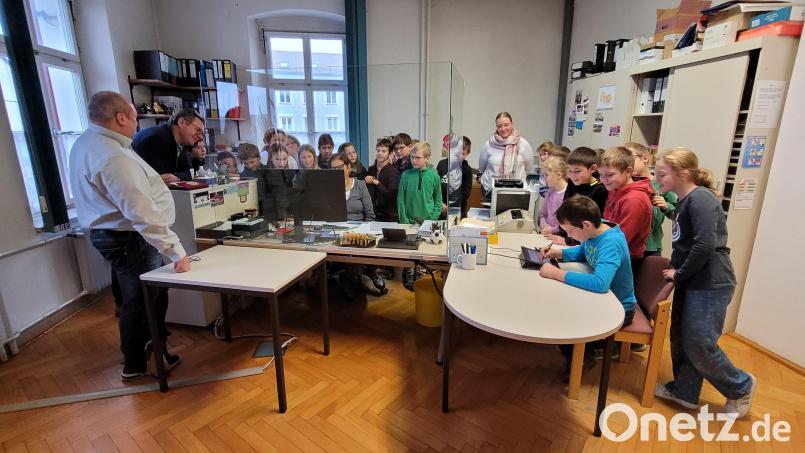 Bürgermeister Martin Prey und Geschäftsstellenleiter Anton Brand haben etliche Fragen der Schüler zu beantworten. Bild: Ortrud Sperl/exb