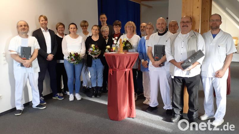 Am Krankenhaus Kemnath wurden mehrere Beschäftigte für ihre 25-jährige Tätigkeit am Krankenhaus geehrt und einige Kolleginnen und Kollegen in den Ruhestand verabschiedet. Bild: Kliniken Nordoberpfalz/exb
