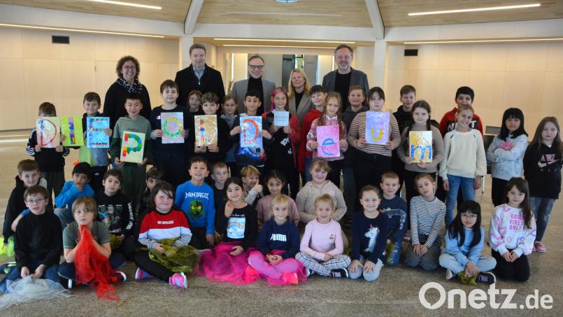 In der Aula der Grundschule wurde die Verleihung des Architekturpreises an die Stadt Waldsassen gewürdigt. Im Bild die Kinder der Kassen 2b und 4b mit den Ehrengästen Architekt Peter Kuchenreuther (hinten, von rechts), Rektorin Karin Gleißner, Bürgermeister Bernd Sommer, Stadtbaumeister Hubert Siller und Lehrerin Simone Wolff-Köstler. Bild: jr