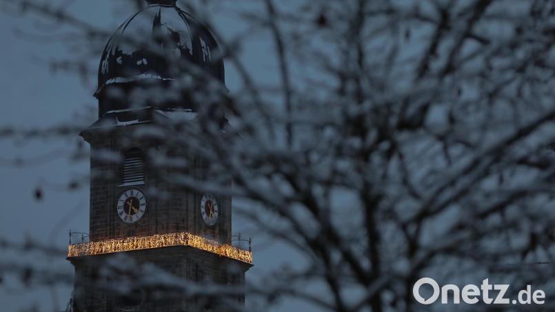 Der Turm der Basilika St. Martin erstrahlt heuer in weihnachtlichem Glanz. Bild: Wolfgang Steinbacher