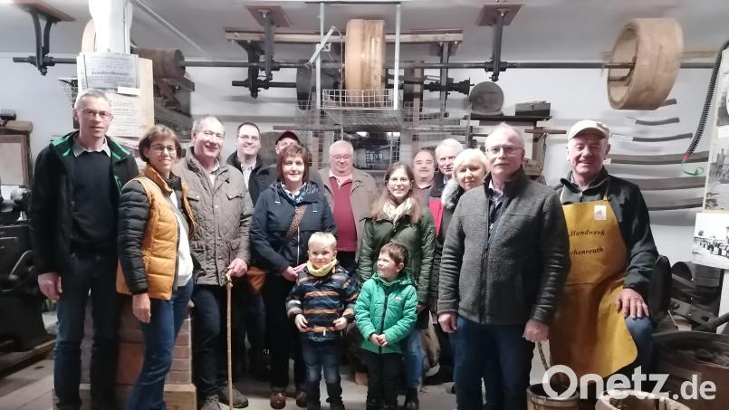 Besuchergruppe der Freien Wähler aus Konnersreuth mit Herbert Konrad vom Historischen Arbeitskreis. Bild: Handwerkerscheune Tirschenreuth/exb