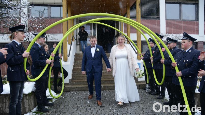 Das frischgetraute Paar Johannes Kres und Laura Meißner darf beim Verlassen des Rathauses Oberwildenau durch eine Schlauchspirale der Feuerwehr gehen. Bild: bey