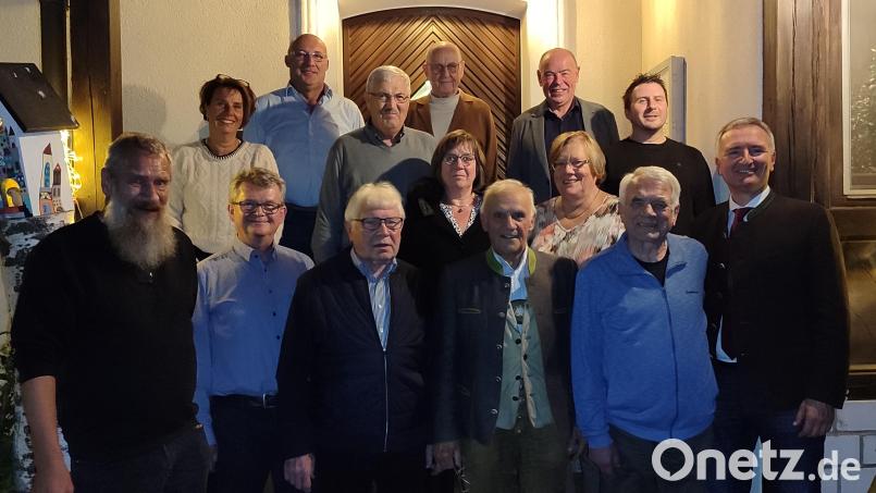 Der CSU-Ortsverband Kümmersbruck ehrt langjährige Mitglieder (von links): Dirk Seidel, Vorsitzende Birgit Singer-Grimm, Wolfgang Scharl, Hans Nörl, Paul Wied, Josef Blödt, Karlheinz Greiner, Irene Wetter, Roman Hindl, Bürgermeister Roland Strehl, Gertraud Haas, Alfred Hoffmann, Florian Fischer und CSU-Kreisvorsitzendfer Harald Schwartz. Bild:  Thomas Pronath/exb