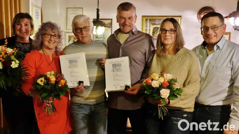 Freuen sich gemeinsam über die Jubiläen: Angela Schicker, Elke und Alois Stifter, Richard und Emilia Neiser, Engelbert Schicker (von links). Bild: Schicker/exb