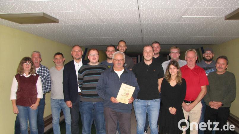 Bürgermeister Richard Kammerer (Vierter von links) wünschte dem neu gewählten Vorsitzenden Max Merk (vordere Reihe, Dritter von links) und seinem Vorstand gute Entscheidungen. Josef Wittmann (Bildmitte) nahm eine Ehrung für 25-jährige Mitgliedschaft entgegen. Bild: knh