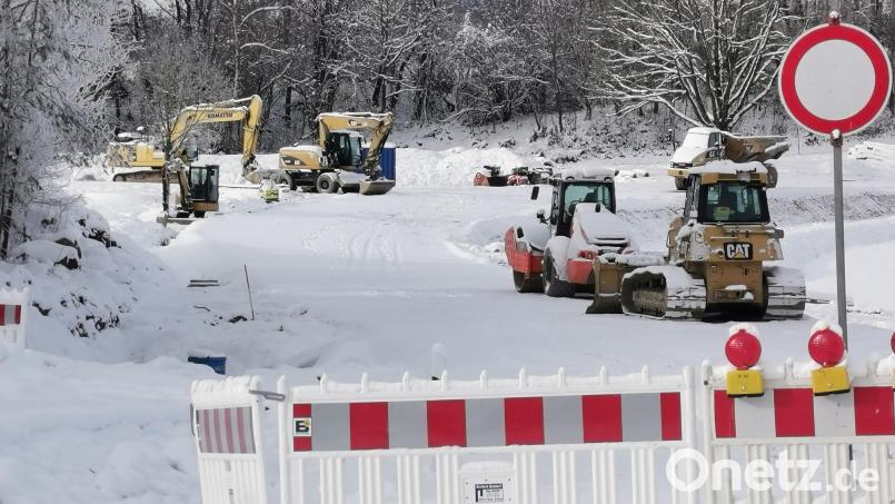 Die Baumaschinen legen eine Zwangspause ein. Doch im Sommer soll der Ausbau der Kreisstraße SAD 43 zwischen Fuchsberg und Kühried in der Gemeinde Teunz abgeschlossen sein. Bild: Portner