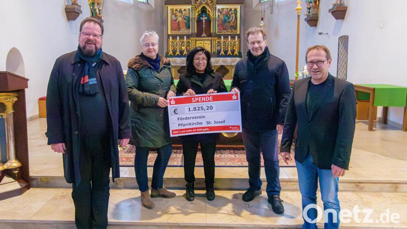 Spendenübergabe: Das Bild zeigt von links Stadtpfarrer Stefan Langer und Bärbel Mader vom Förderverein, Myonnie Bada-Albrecht vom Singkreis Herz Jesu, Berthold Strahl vom Chor "Horizont" und Michael Grünwald vom Gospelchor "Good News" sowie vom Vokalensemble "Gloria Patri". Auf dem Bild fehlt Markus Hoffmann vom Katharinenchor Wunsiedel. Bild: Benedikt Wedlich/exb